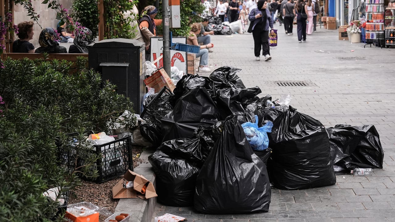 İzmir'de işçiler grevde, çöpler ortada kaldı
