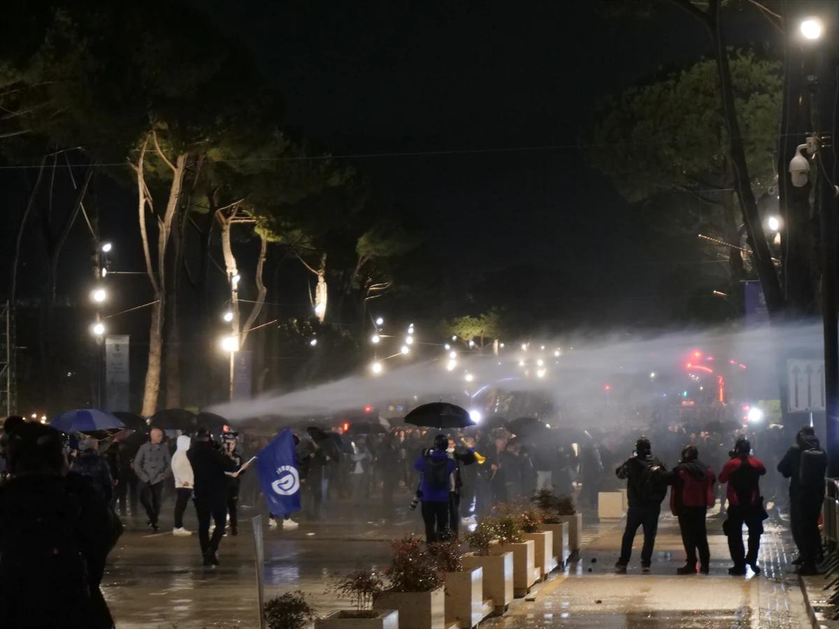 Arnavutluk'ta hükümet karşıtı protestolar patlak verdi