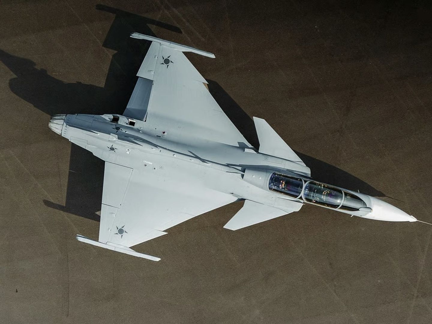 Brezilya için geliştirilen ilk çift koltuklu Gripen F tanıtıldı