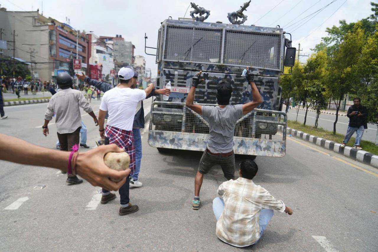 Sosyal medya yasağı Nepal'de isyan çıkardı