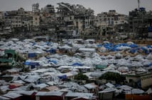 Enkazlar arasında hayatta kalmaya çalışan Gazze’yi bir kez daha fırtına vurdu