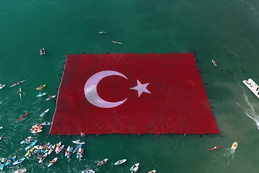 Sapanca Gölü'nde 1923 metrekarelik Türk bayrağı açıldı!