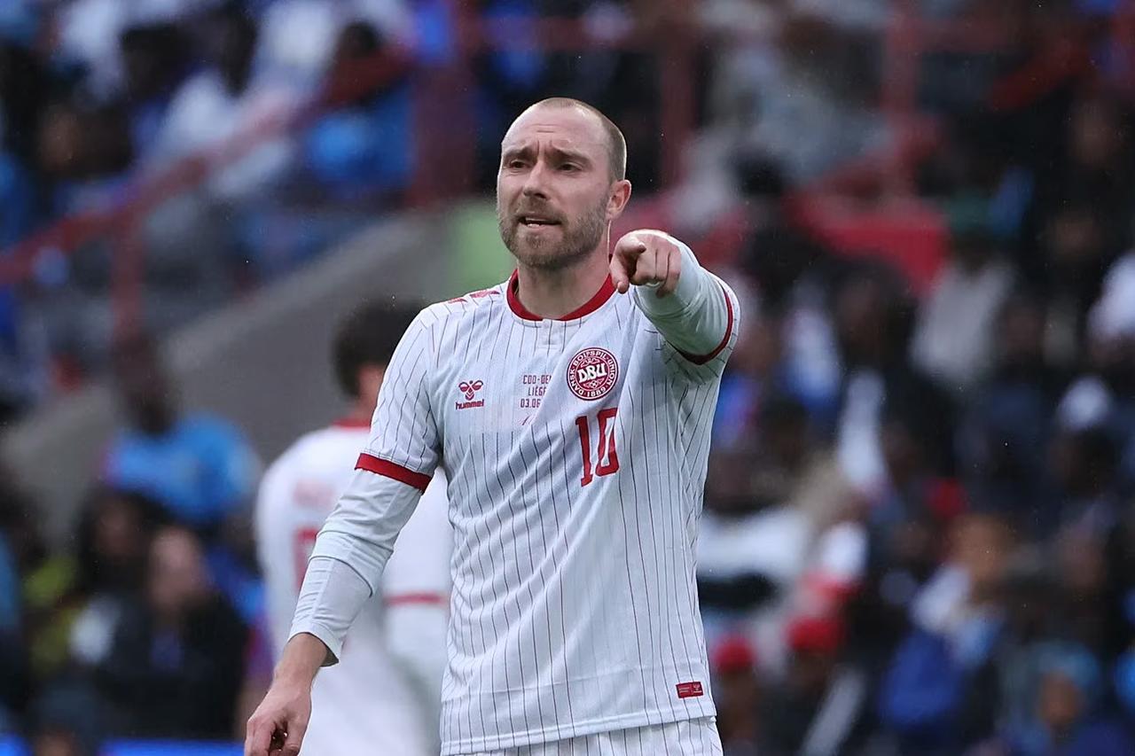 Danimarkalı futbolcu Christian Eriksen sahada fenalaştı: Maç yarıda kaldı