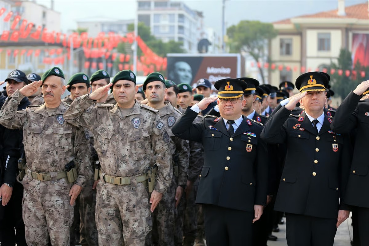 Türkiye Atatürk'ü andı