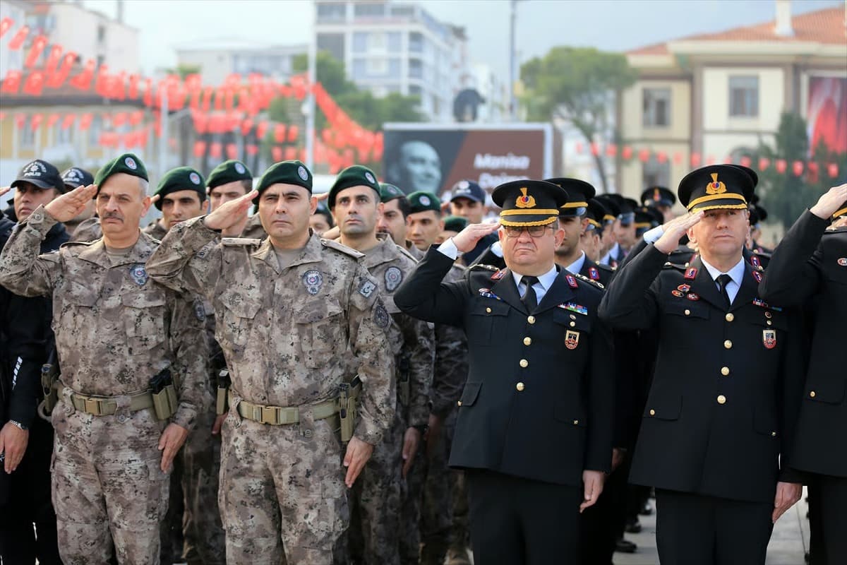 Türkiye Atatürk'ü ölüm yıl dönümünde andı