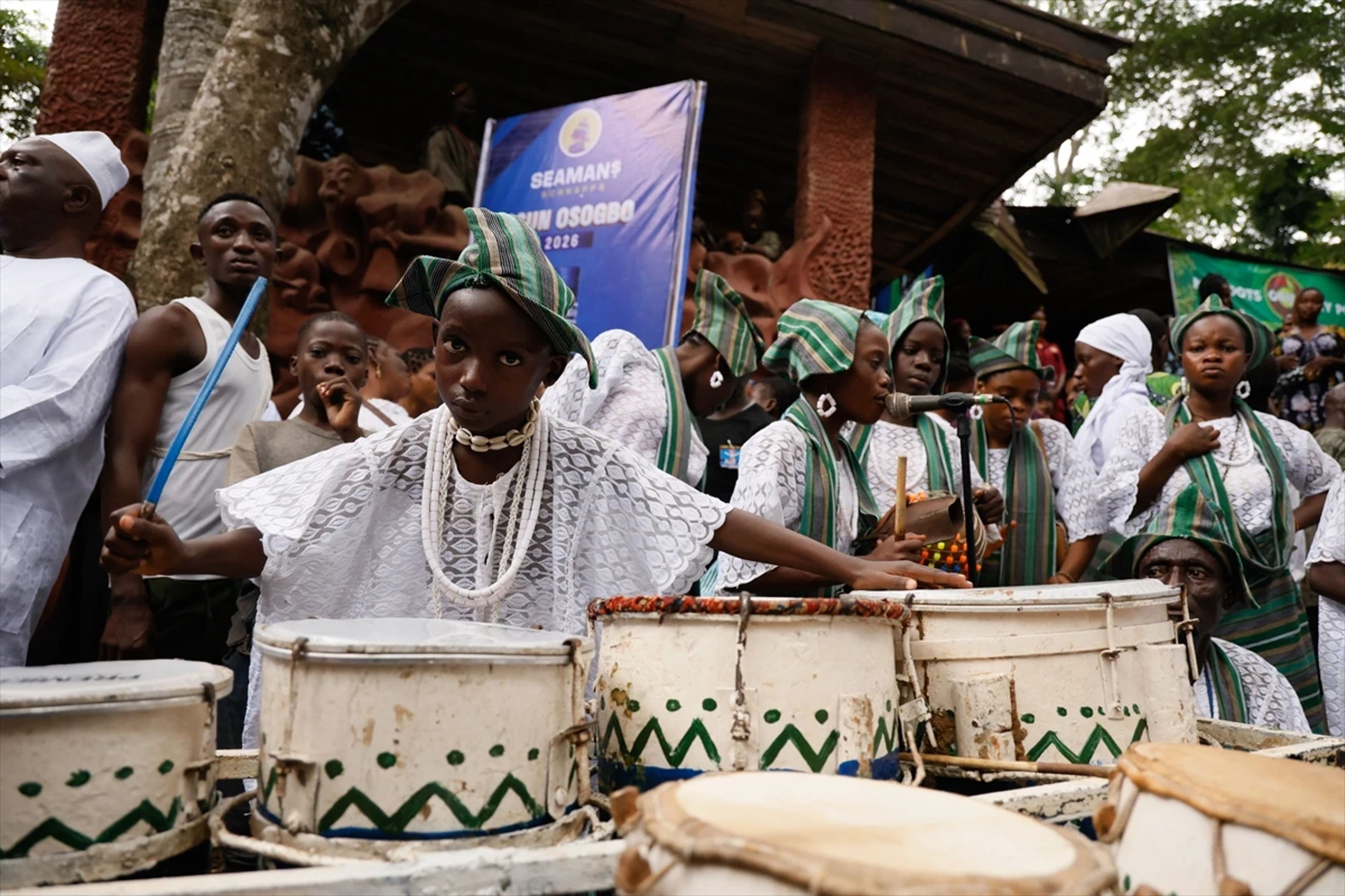 Beyazlar içinde kutsal sudan şifa arayışı