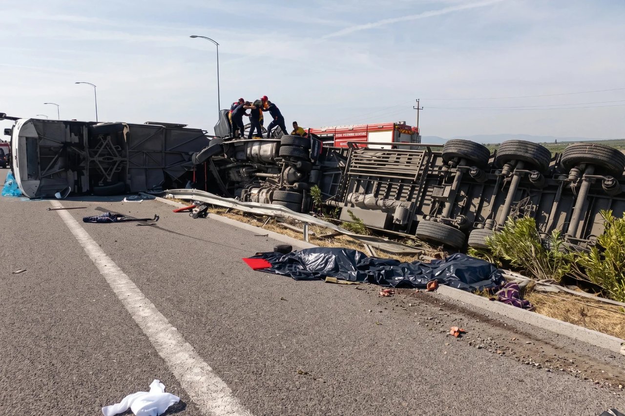 TIR ve yolcu otobüsünün çarpıştığı kazada 11 can kaybı var 