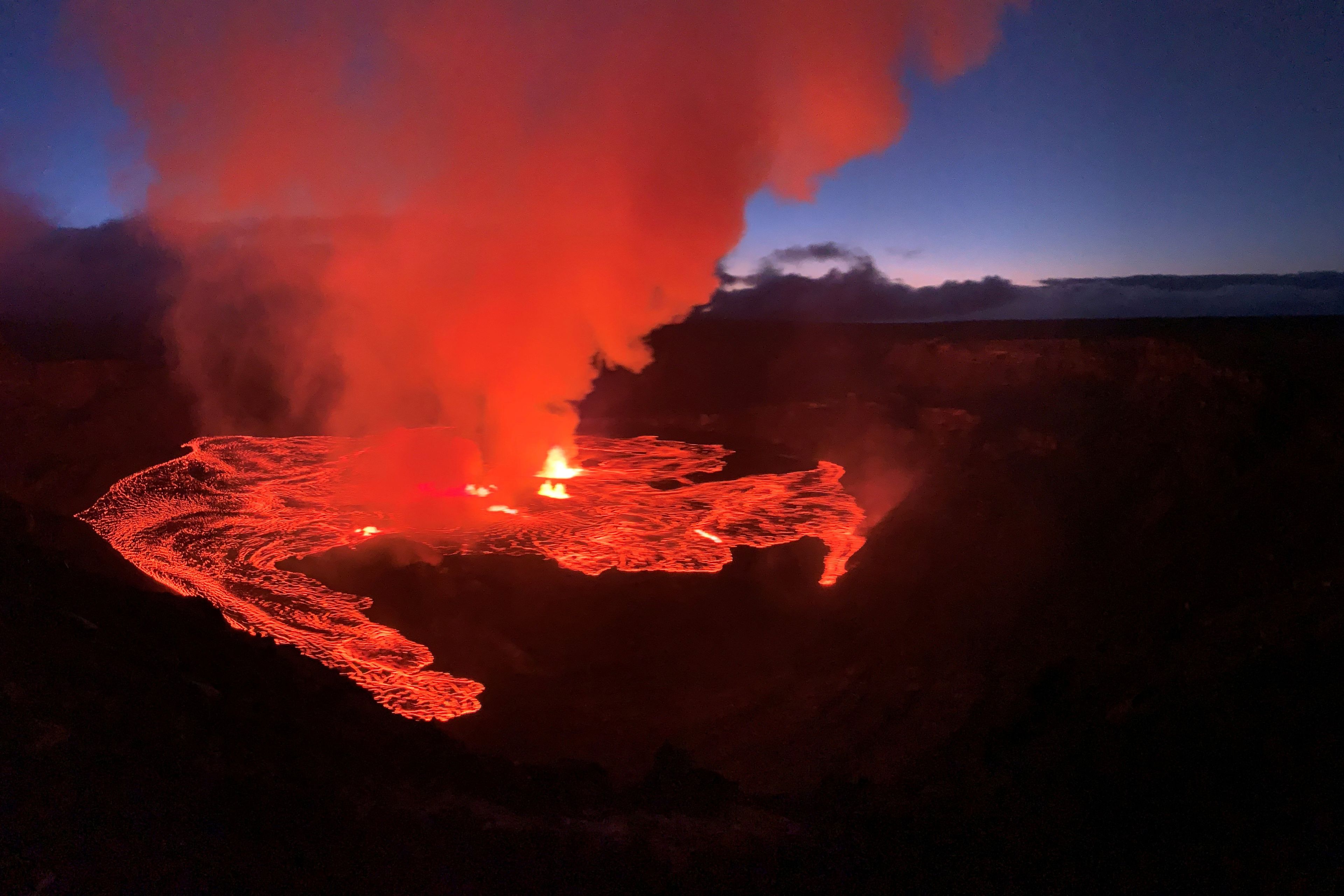 Hawaii'de yine yanardağ patladı