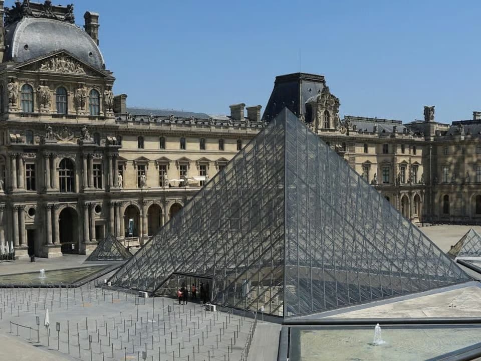 Louvre Müzesi müdürü istifa etti
