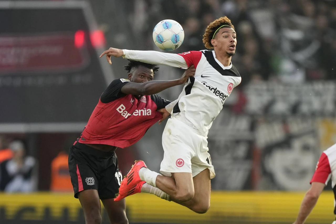 Frankfurt, 9 kişi kalan Leverkusen'e boyun eğdi