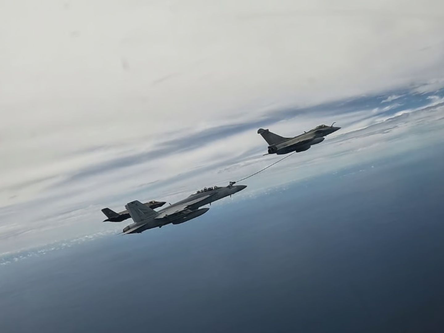 ABD ve Fransa, Rafale uçağının F/A-18 yakıt ikmal sertifikasyonu üzerinde çalışıyor