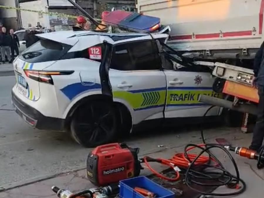 Polis aracı tıra çarptı: 1 şehit, 1 yaralı
