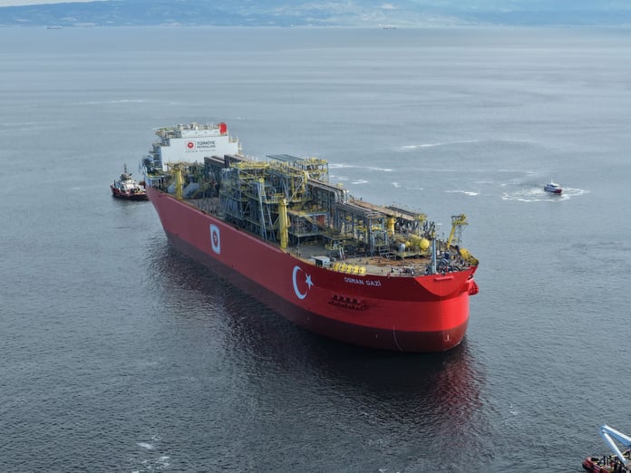 Türkiye'nin ilk yüzer gaz üretim platformu İstanbul'un fethinin yıl dönümünde Boğaz'dan geçecek