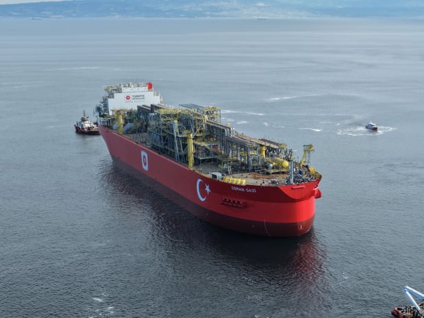 Türkiye'nin ilk yüzer gaz üretim platformu İstanbul'un fethinin yıl dönümünde Boğaz'dan geçecek