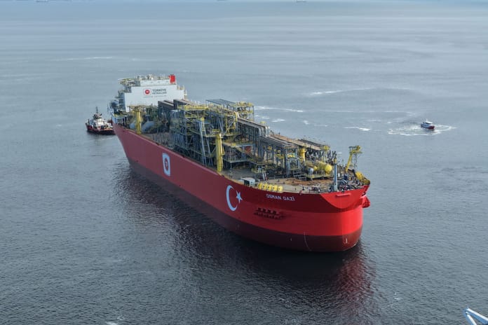 Türkiye'nin ilk yüzer gaz üretim platformu İstanbul'un fethinin yıl dönümünde Boğaz'dan geçecek