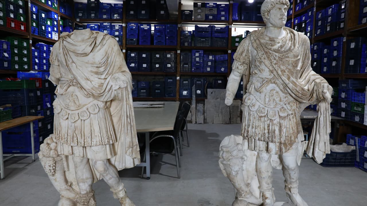 Burdur'da 1950 yıllık tarih gün yüzüne çıktı: Hadrianus heykeli yeniden ayağa kaldırıldı