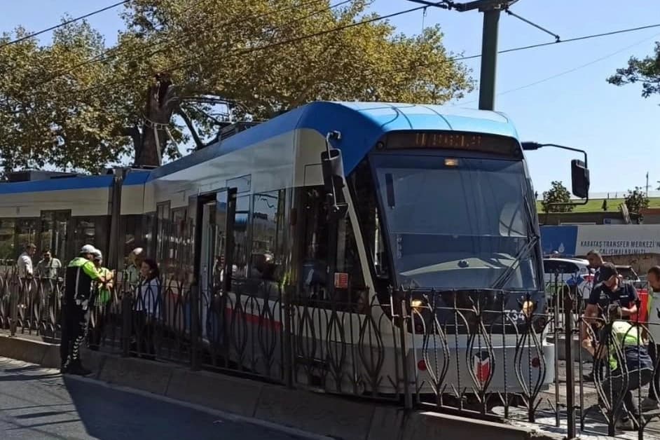 Beyoğlu'nda tramvay raydan çıktı
