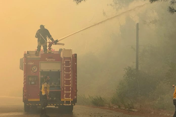 Suriye'nin Lazkiye kentinde orman yangınları büyüyor