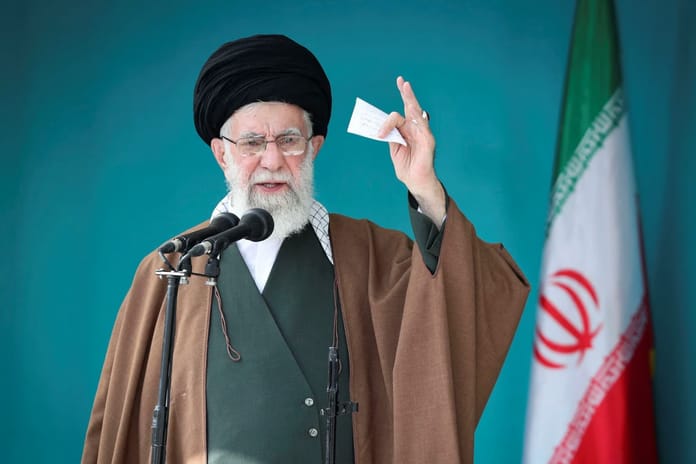 Sokak İran rejimini devirecek mi?