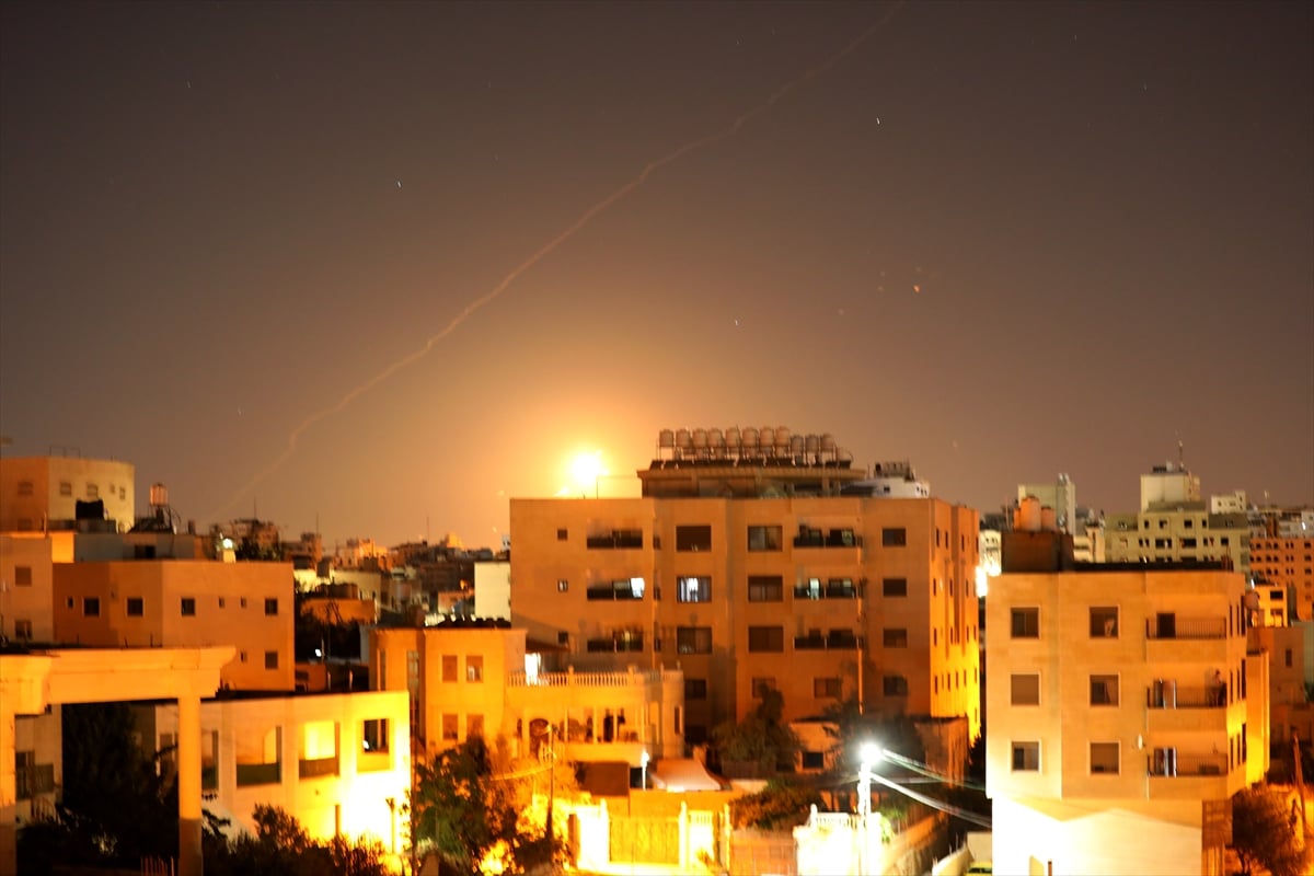 İran'ın saldırısı sonucu Tel Aviv'deki bir evde yangın çıktı - AA