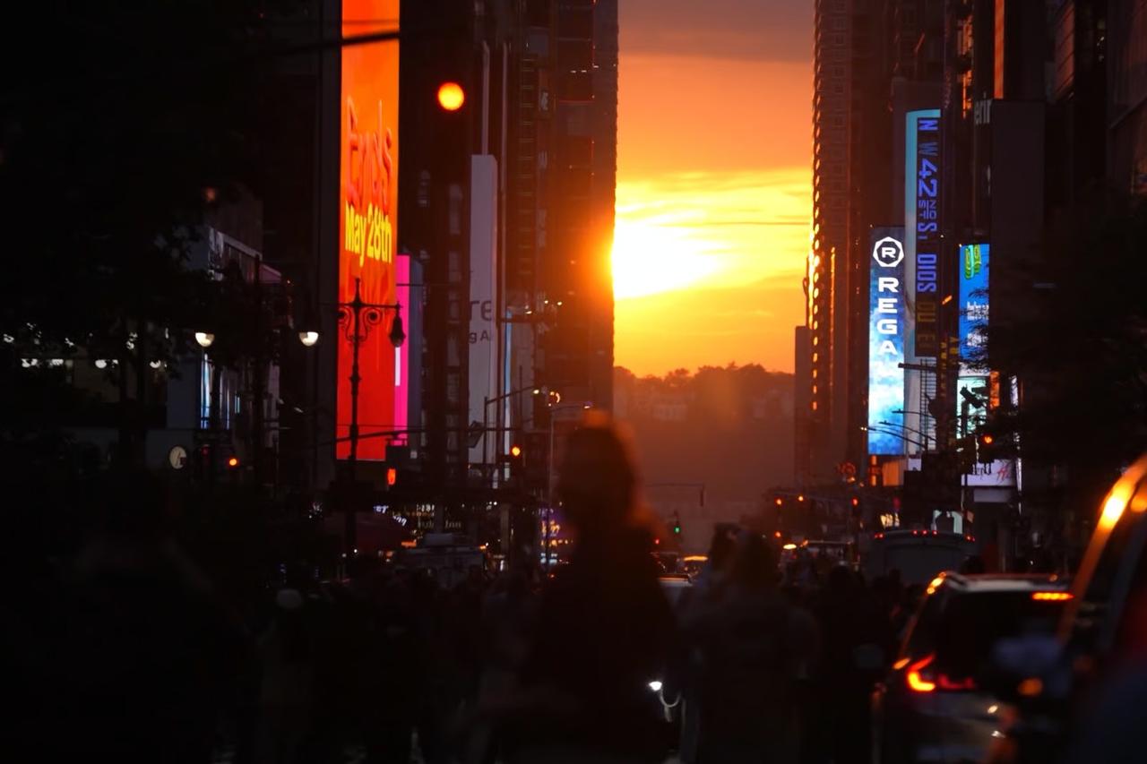 "Manhattanhenge" için yüzlerce kişi toplandı