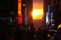 "Manhattanhenge" anını izlemek isteyen yüzlerce kişi caddede toplandı