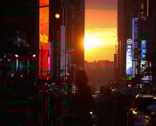 "Manhattanhenge" anını izlemek isteyen yüzlerce kişi caddede toplandı