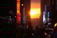 "Manhattanhenge" anını izlemek isteyen yüzlerce kişi caddede toplandı