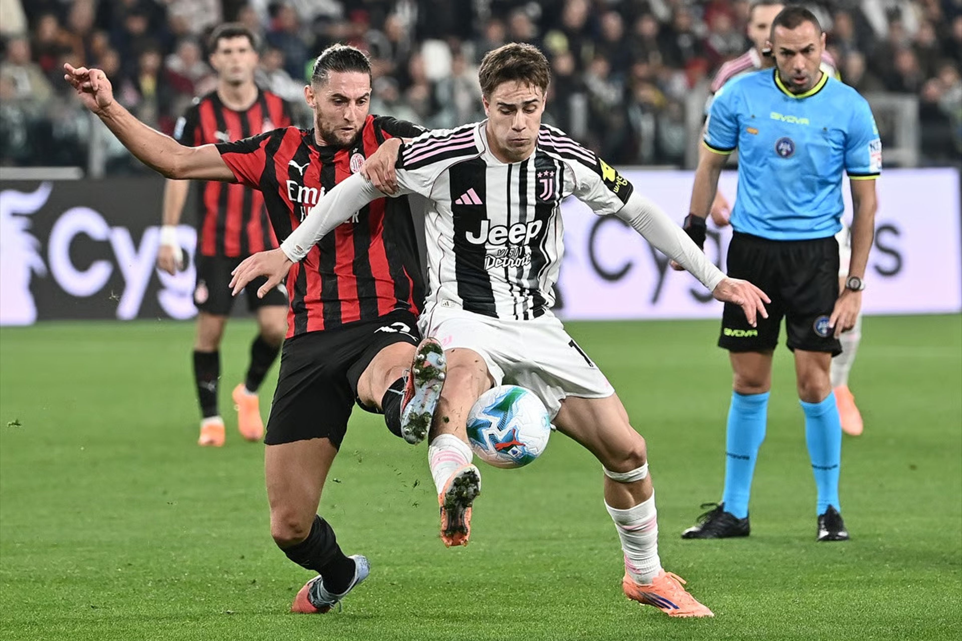 Serie A'da liderlik yarışı: Napoli'den liderlik galibiyeti, Milan'dan kritik puan kaybı