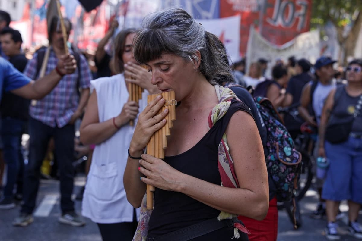 Arjantin'de binlerce işçi Milei'ye karşı sokağa çıktı