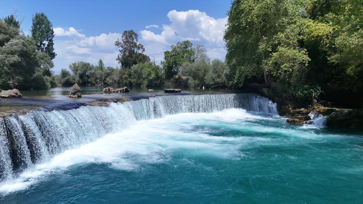 Manavgat Şelalesi yerli ve yabancı turistlerin odak noktasında