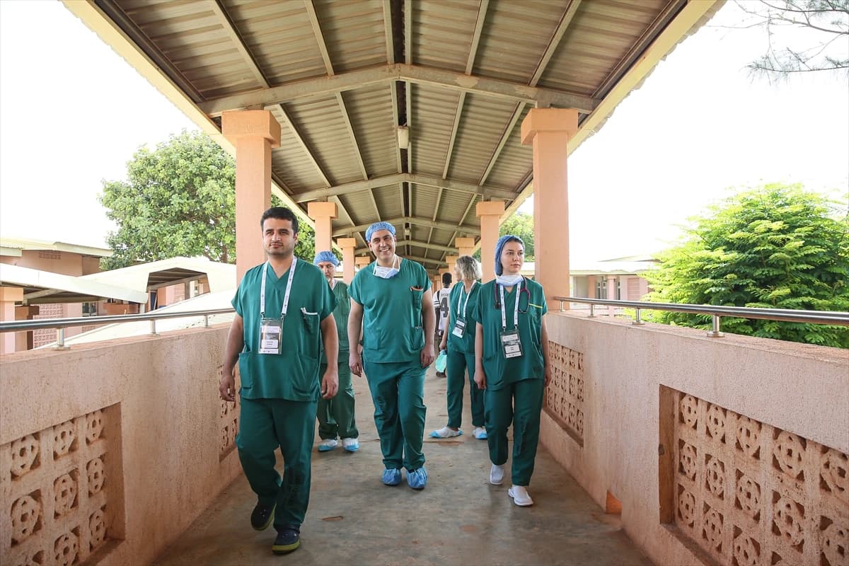 Burkina Faso'da Türk doktorların gözetiminde böbrek nakli devrimi