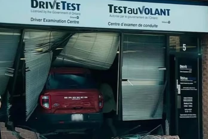 Kanada’da bir sürücü sınav merkezine araba ile daldı