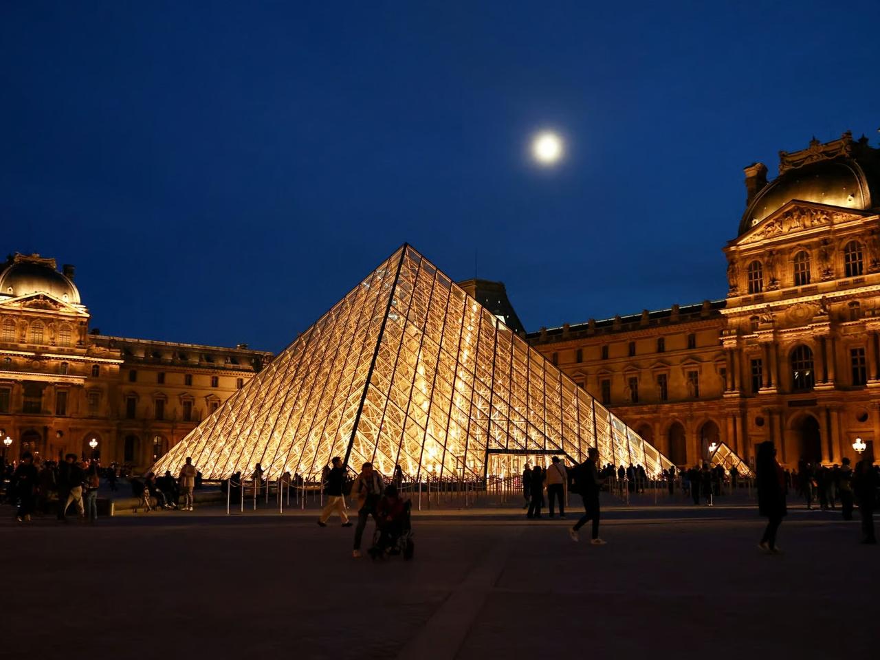 Louvre Müzesi'ni sıradan hırsızlar soymuş