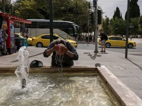 Yunanistan'da sıcaklar mesaileri durdurdu