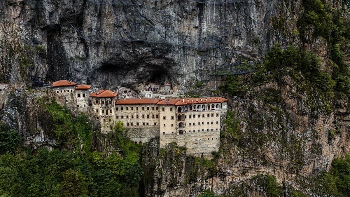Trabzon dağlarının sarp yamaçlarındaki tarih: Sümela Manastırı