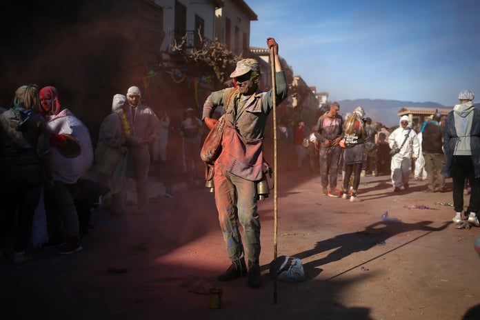 Uçurtmalar gökyüzünde, unlar sokakta