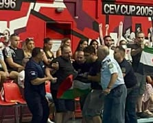 Atina'da dostluk maçında protesto: Yunanistan-İsrail voleybol maçında Filistin bayrağı açan taraftarlara polis müdahale etti