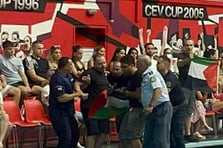 Atina'da dostluk maçında protesto: Yunanistan-İsrail voleybol maçında Filistin bayrağı açan taraftarlara polis müdahale etti