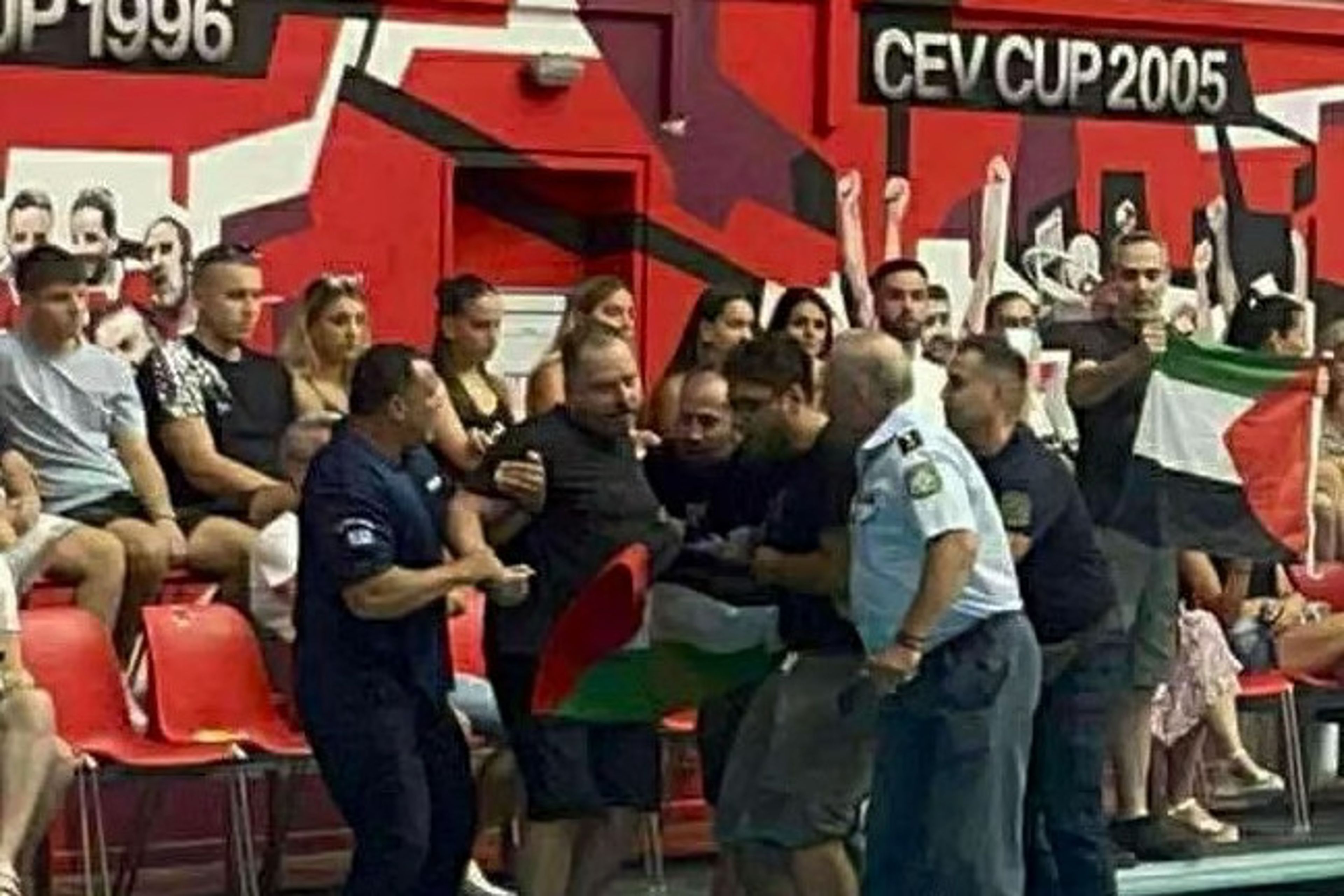 Atina'da dostluk maçında protesto: Yunanistan-İsrail voleybol maçında Filistin bayrağı açan taraftarlara polis müdahale etti