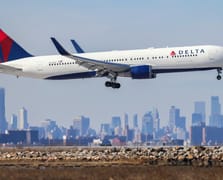 Salt Lake City-Amsterdam seferi yapan uçak acil iniş yaptı