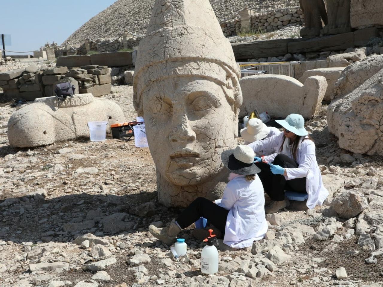 Nemrut Dağı'nda heykeller ayağa kalkıyor