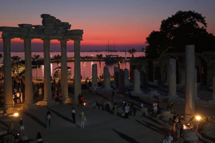 Gece müzeciliği devam ediyor: Galata, Side ve Efes’te ışıklar sönmüyor