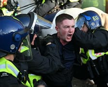 Londra'da aşırı sağcıların eyleminde çatışma çıktı: 26 yaralı, 25 gözaltı