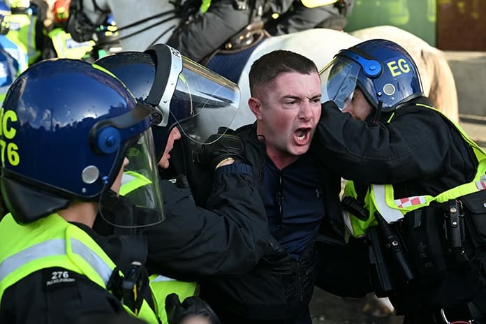 Londra'da aşırı sağcıların eyleminde çatışma çıktı: 26 yaralı, 25 gözaltı