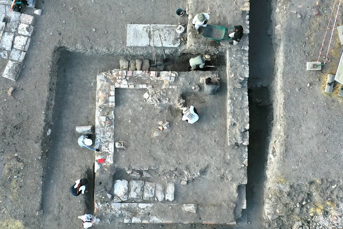 Ani Ören Yeri'nde kümbet kalıntısı bulundu