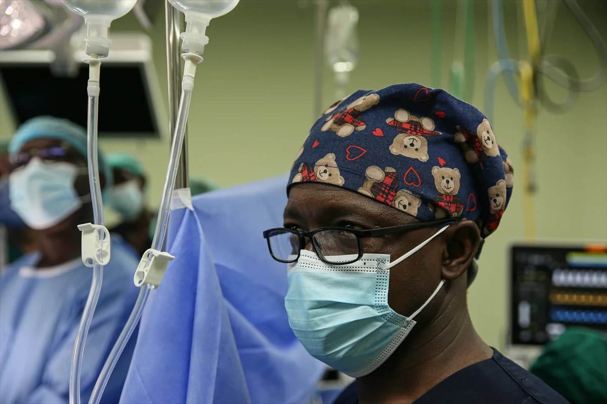 Burkina Faso'da Türk doktorların gözetiminde böbrek nakli devrimi