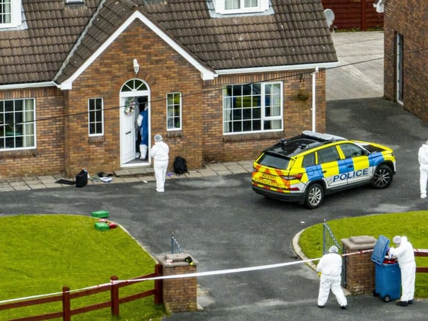 Kuzey İrlanda'da düzenlenen silahlı saldırıda 2 kişi hayatını kaybetti