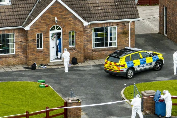 Kuzey İrlanda'da düzenlenen silahlı saldırıda 2 kişi hayatını kaybetti