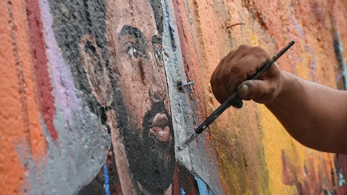 Trabzon'da Salah sevgisi şehrin duvarlarına yansıdı